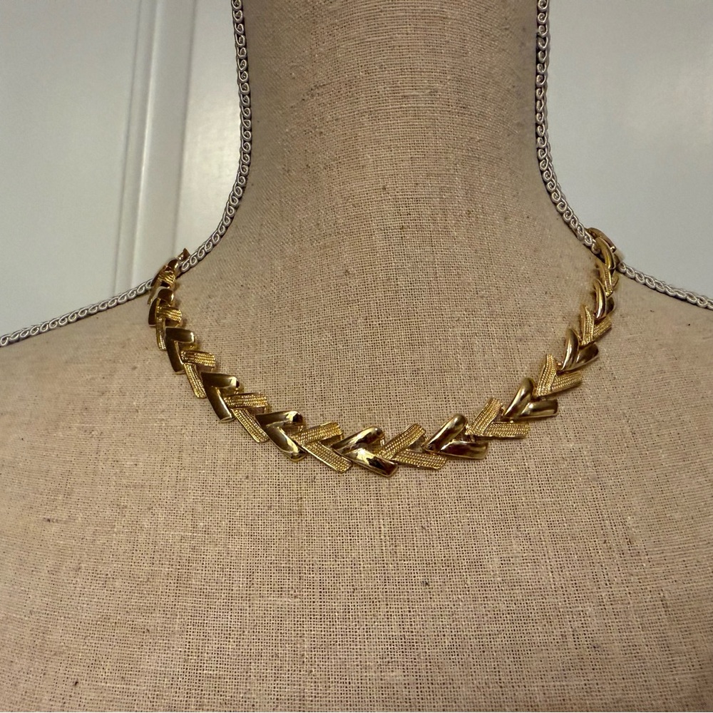 VINTAGE NECKLACE CHEVRON V DESIGN GOLD TONE SMOOTH & TEXTURED 18.5”